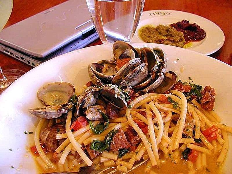 800px-seafood_pasta_clams_food